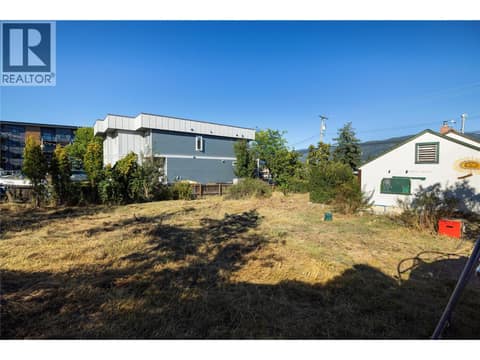 Photo 4 of 3902 Alexis Park Drive, Alexis Park, Vernon