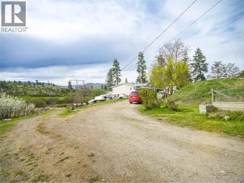 Driveway at 327 97A Highway, Armstrong/ Spall., Spallumcheen