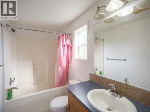 MH Main Level - Ensuite Bathroom at 327 97A Highway, Armstrong/ Spall., Spallumcheen