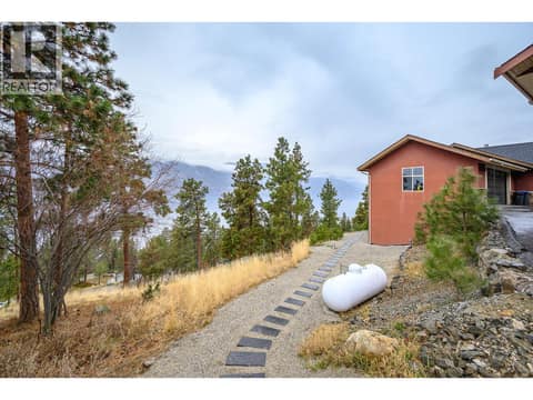 Side access to backyard from detached garage at 2328 Arthur Court, McKinley Landing, Kelowna