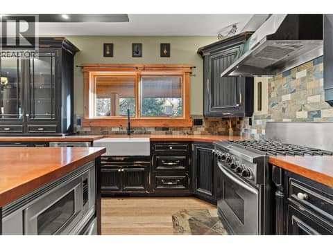 Farm style sink, gas stove, built in microwave and warming drawer at 148 Stemwinder Drive, Alpine Resort Area, Kimberley