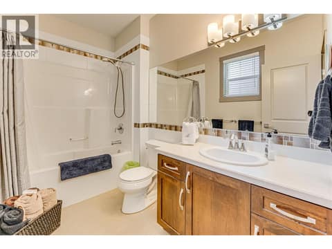 Full 4 piece en-suite at 270 Grouse Avenue, Okanagan North, Vernon