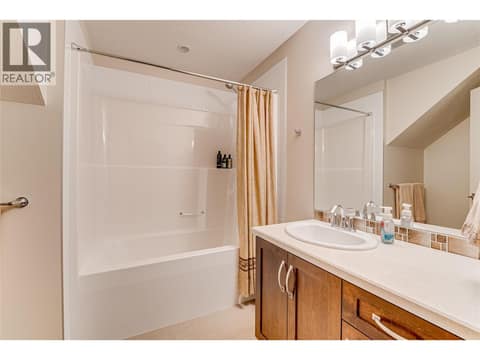Full bath lower floor at 270 Grouse Avenue, Okanagan North, Vernon
