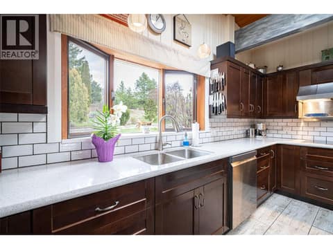 Photo 32 of 701 Robin Road, South BX, Vernon