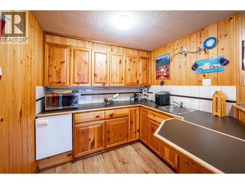 Wet Bar at 701 Robin Road, South BX, Vernon