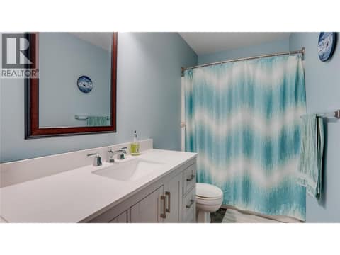 Main Floor: Full 4-piece bathroom with tub & shower. at 1041 Middleton Way Unit# 102, Middleton Mountain Vernon