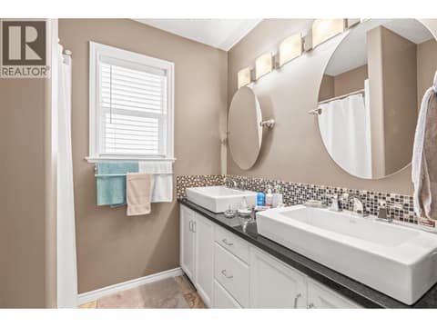 Main Floor Ensuite at 938 Mt Bulman Drive, Middleton Mountain Vernon