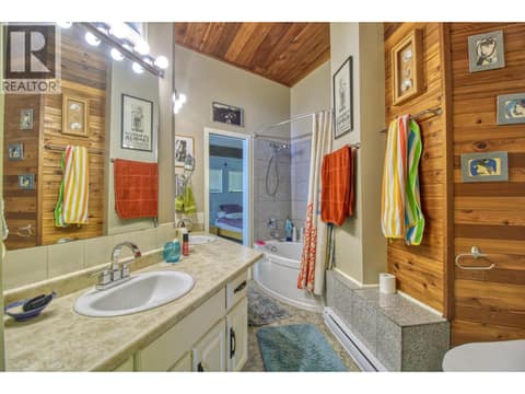 Primary bath at 405 Kildare Way, Okanagan North, Vernon