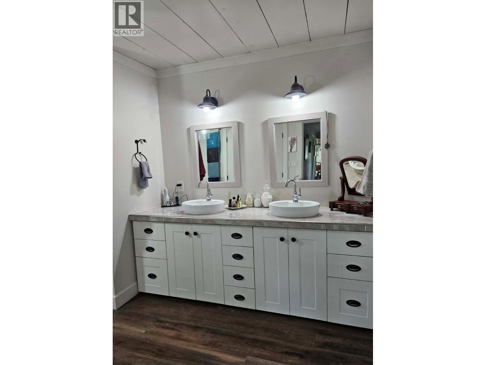 Double vanity in main bath at 270 Brash-Allen Road, Enderby / Grindrod