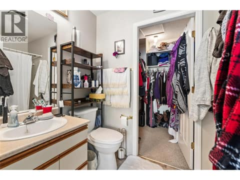 4-piece ensuite bathroom and walk-in closet at 3900 27 Avenue Unit# 49, Westmount, Vernon