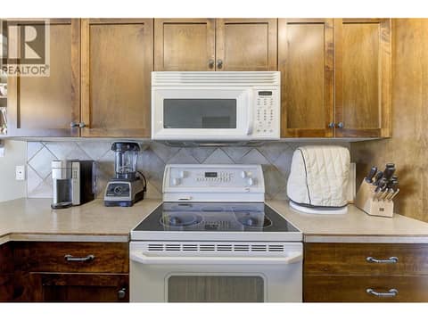 Photo 10 of 3684 Morningside Drive, Glenrosa, West Kelowna