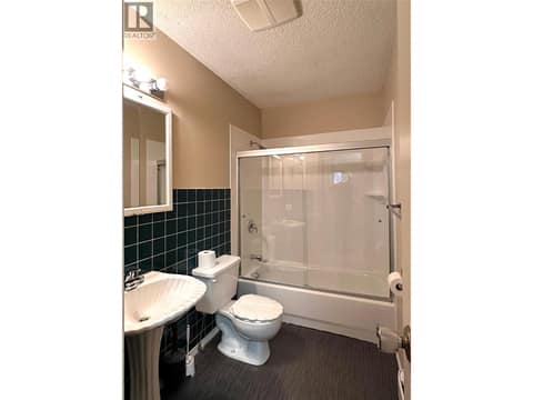 4 piece full bath on upper floor at 2310 36 Street Unit# 14, City of Vernon