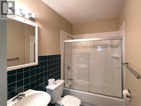 4 piece full bath on upper floor at 2310 36 Street Unit# 14, City of Vernon