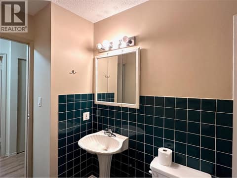 4 piece full bath on upper floor at 2310 36 Street Unit# 14, City of Vernon