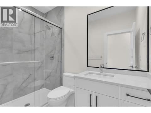 Main Full Bathroom at 19950 McCarthy Road Unit# 25, Lake Country North West