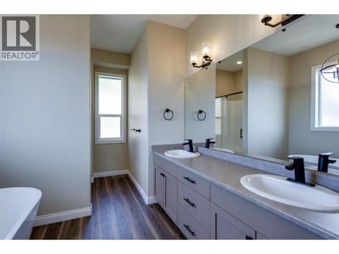 Primary bathoom at 1084 Aurora Heights, West Kelowna Estates