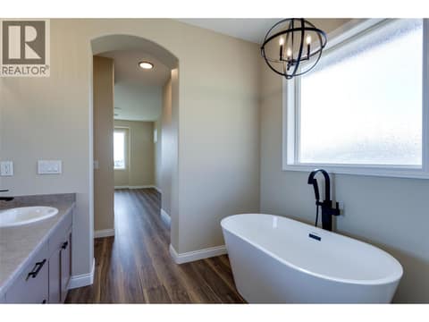 Primary bathroom at 1084 Aurora Heights, West Kelowna Estates
