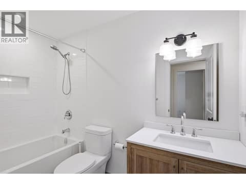 4 piece bathroom at 16515 Commonage Road, Lake Country North West