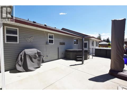 Side yard with access to the family room at 562 Meadowlark Avenue, Okanagan North, Vernon