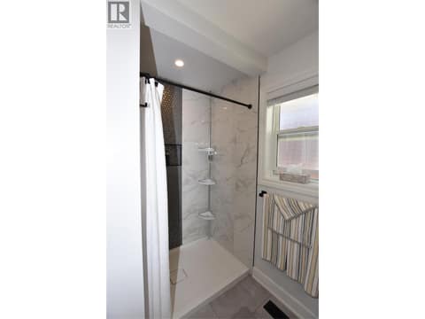 Tiled shower in the ensuite at 562 Meadowlark Avenue, Okanagan North, Vernon