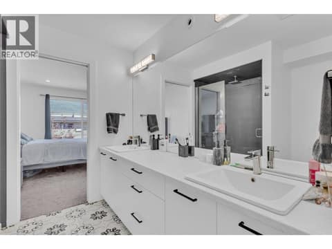 Ensuite at 4214 33 Street, City of Vernon