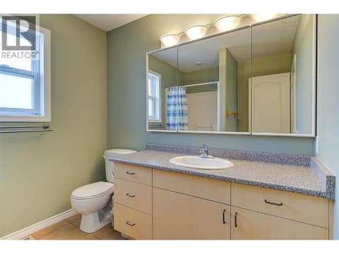 1-371 - 3 piece ensuite up at 371 Valley Road Unit# 1-3, North Glenmore, Kelowna