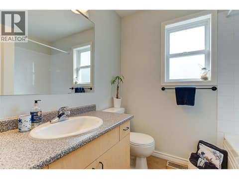 1-371 - 4 pce bath up at 371 Valley Road Unit# 1-3, North Glenmore, Kelowna