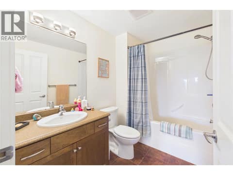 Main bath at 2532 Shoreline Drive Unit# 317, Lake Country North West
