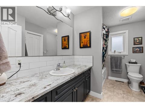 Full bathroom. at 14262 Harmen Road, Lake Country East / Oyama