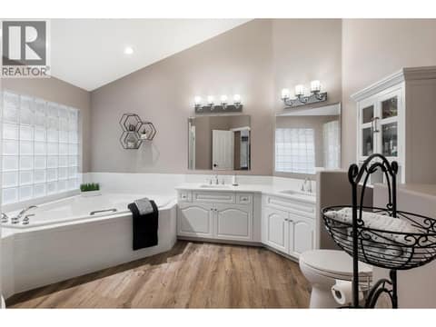 Ensuite with double vanity at 3907 Gallaghers Circle, South East Kelowna
