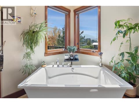 Primary ensuite soaker tub at 1918 SHUSWAP Road E, South Thompson Valley, Kamloops