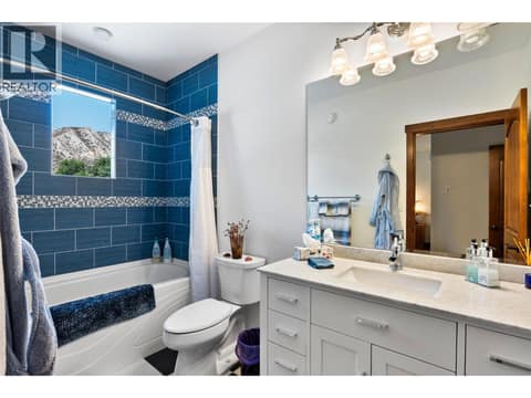 Upper main bath at 1918 SHUSWAP Road E, South Thompson Valley, Kamloops