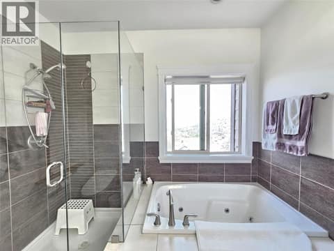 5 pics ensuite at 1494 Montenegro Drive, Black Mountain, Kelowna