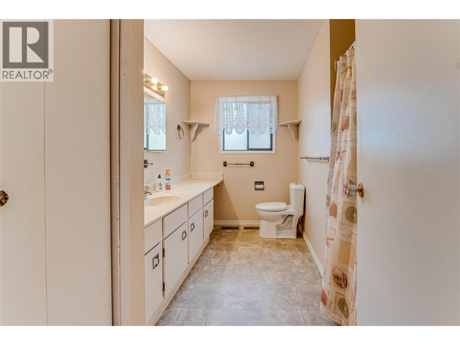 Main bath at 3472 Lockhart Crescent, Armstrong/ Spall., Spallumcheen