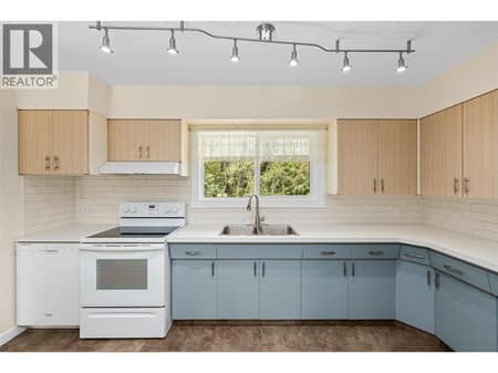 Photo 2 of 10330 Meadow Road, Lake Country East / Oyama