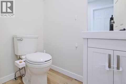 Carriage House Bath at 2241 Rojem Road, Dilworth Mountain, Kelowna