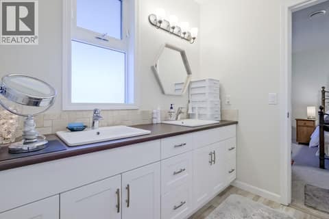 Lower Level Ensuite at 2241 Rojem Road, Dilworth Mountain, Kelowna