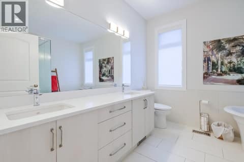 Primary Ensuite at 2241 Rojem Road, Dilworth Mountain, Kelowna
