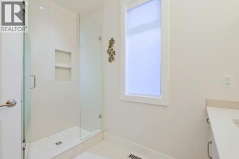 Primary Ensuite at 2241 Rojem Road, Dilworth Mountain, Kelowna