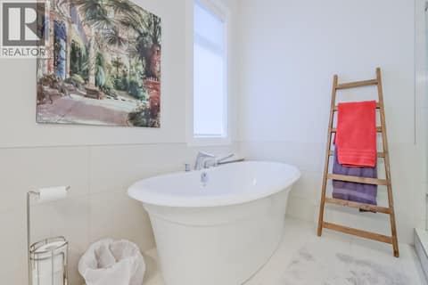 Primary Ensuite at 2241 Rojem Road, Dilworth Mountain, Kelowna
