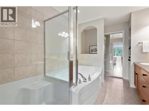 Ensuite thru to walk in closet at 3800 Gallaghers Pinnacle Way Unit# 29, South East Kelowna