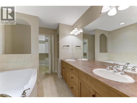Ensuite with separate tub and shower at 3800 Gallaghers Pinnacle Way Unit# 29, South East Kelowna