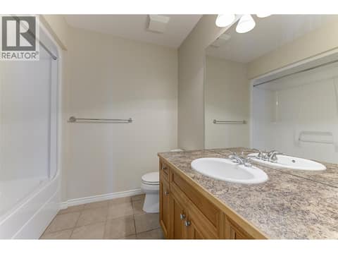 Full bathroom up at 3800 Gallaghers Pinnacle Way Unit# 29, South East Kelowna