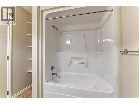 Full bathroom up at 3800 Gallaghers Pinnacle Way Unit# 29, South East Kelowna