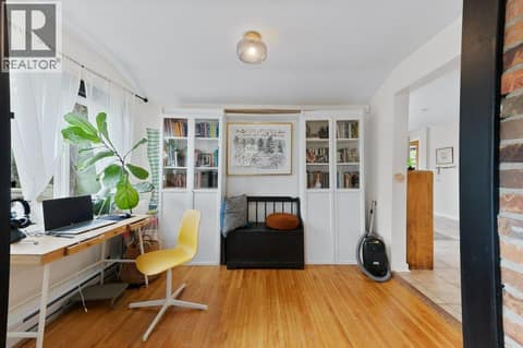 Photos taken with previous tenant in place at 4852-4858 Lakeshore Road, Upper Mission, Kelowna