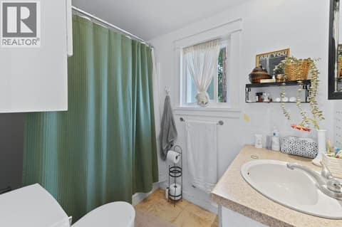 Photos taken with previous tenant in place at 4852-4858 Lakeshore Road, Upper Mission, Kelowna