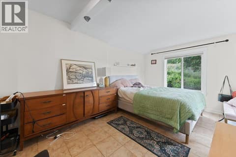 Photos taken with previous tenant in place at 4852-4858 Lakeshore Road, Upper Mission, Kelowna