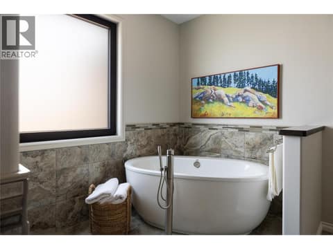 Ensuite at 10 Bayview Heights, Middleton Mountain Coldstream