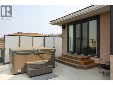 Hot tub at 10 Bayview Heights, Middleton Mountain Coldstream