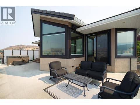 Patio at 10 Bayview Heights, Middleton Mountain Coldstream